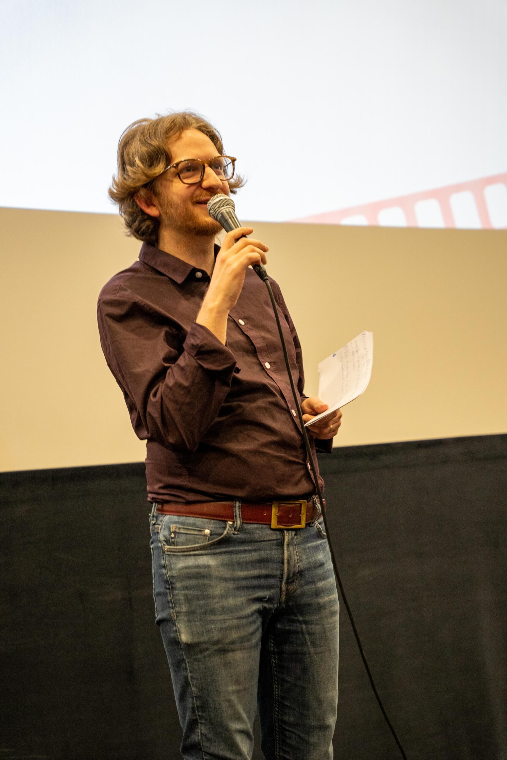 Moderator Erwan Borek bei der NextGen Filmmakers Premiere im Programmkino Wels im Medien Kultur Haus Wels
