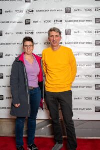 Birgit Ebentshuber (Welser VP-Gemeinderätin) und Boris Schuld (Geschäftsführer vom Medien Kultur Haus Wels) am roten Teppich bei der NextGen Filmmakers Premiere im Medien Kultur Haus Wels