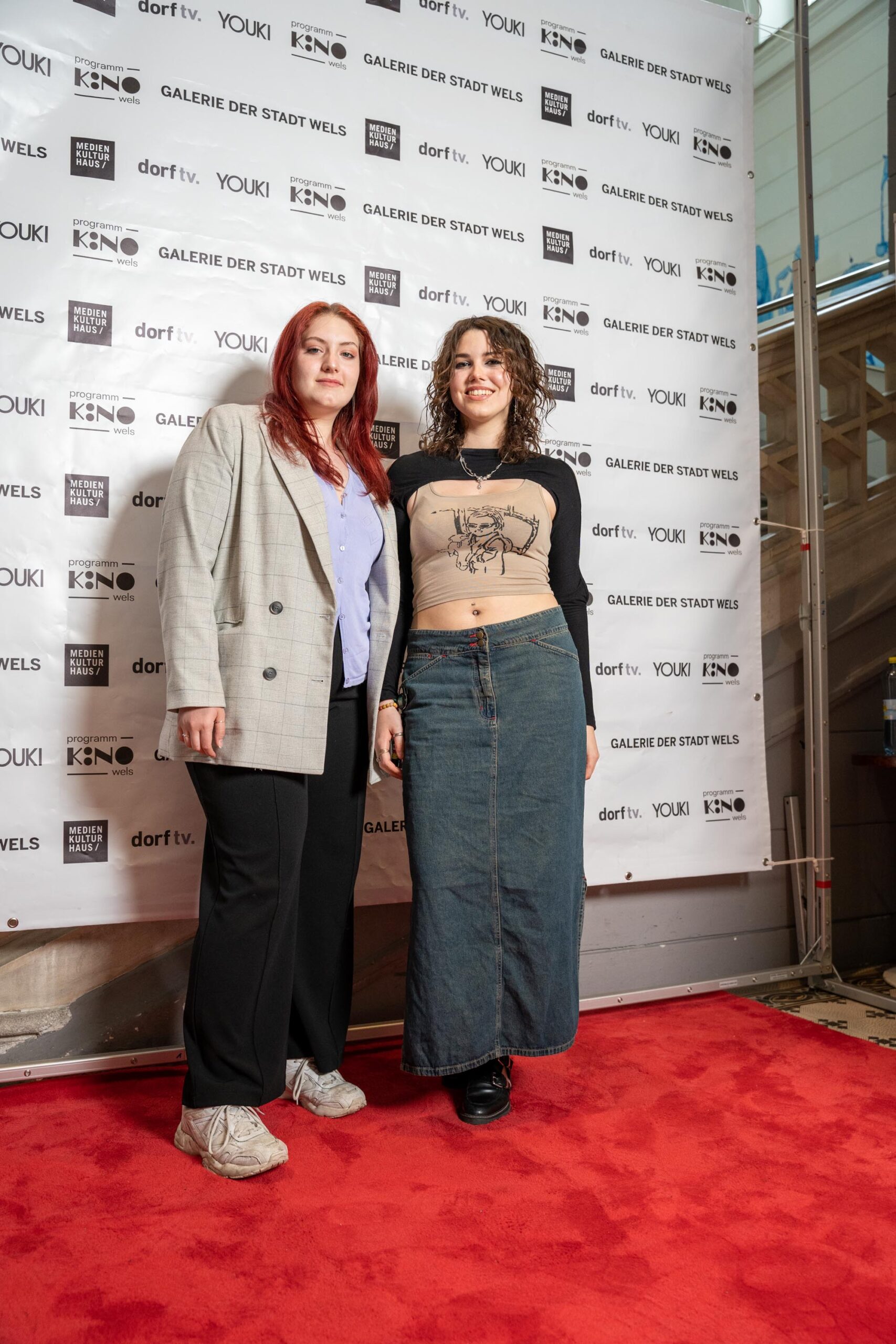 Laura Sonnheimer und Johanna Halbartschlager am roten Teppich bei der NextGen Filmmakers Premiere im Medien Kultur Haus Wels