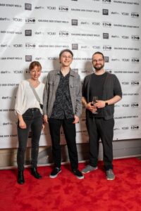 Ina Schuller, Jonas Wiesinger und Raphael Schaller am roten Teppich bei der NextGen Filmmakers Premiere im Medien Kultur Haus Wels