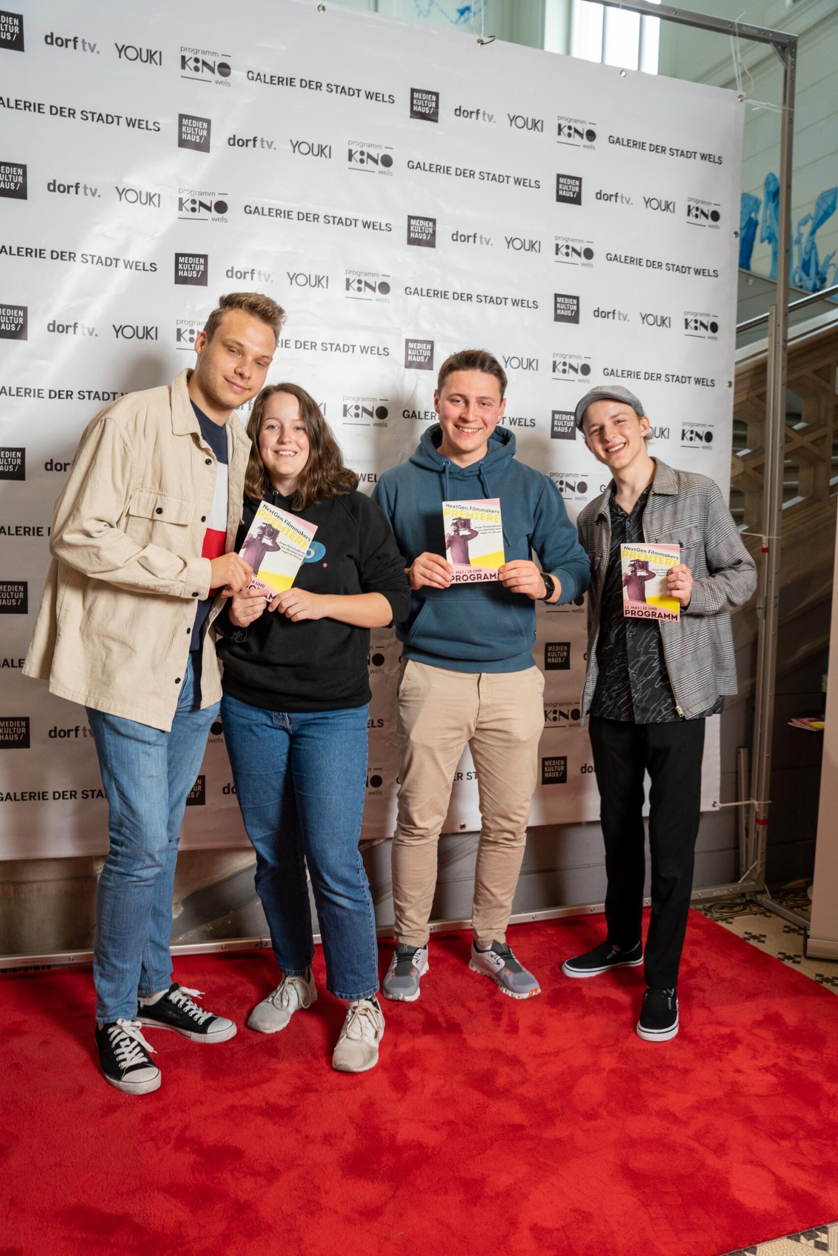 Jonas Wiesinger und Freunde am roten Teppich bei der NextGen Filmmakers Premiere im Medien Kultur Haus Wels