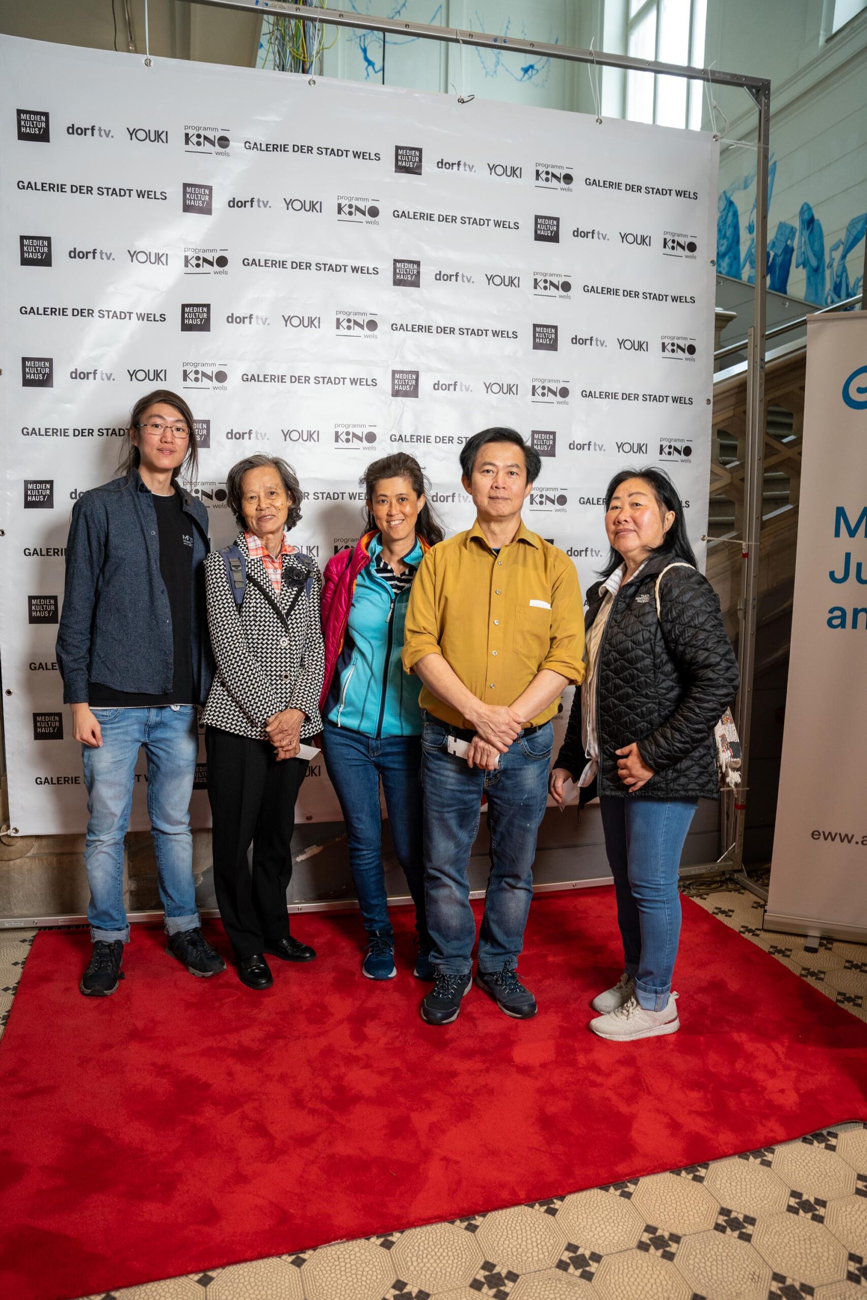 Kevin La und Familie am roten Teppich bei der NextGen Filmmakers Premiere im Medien Kultur Haus Wels