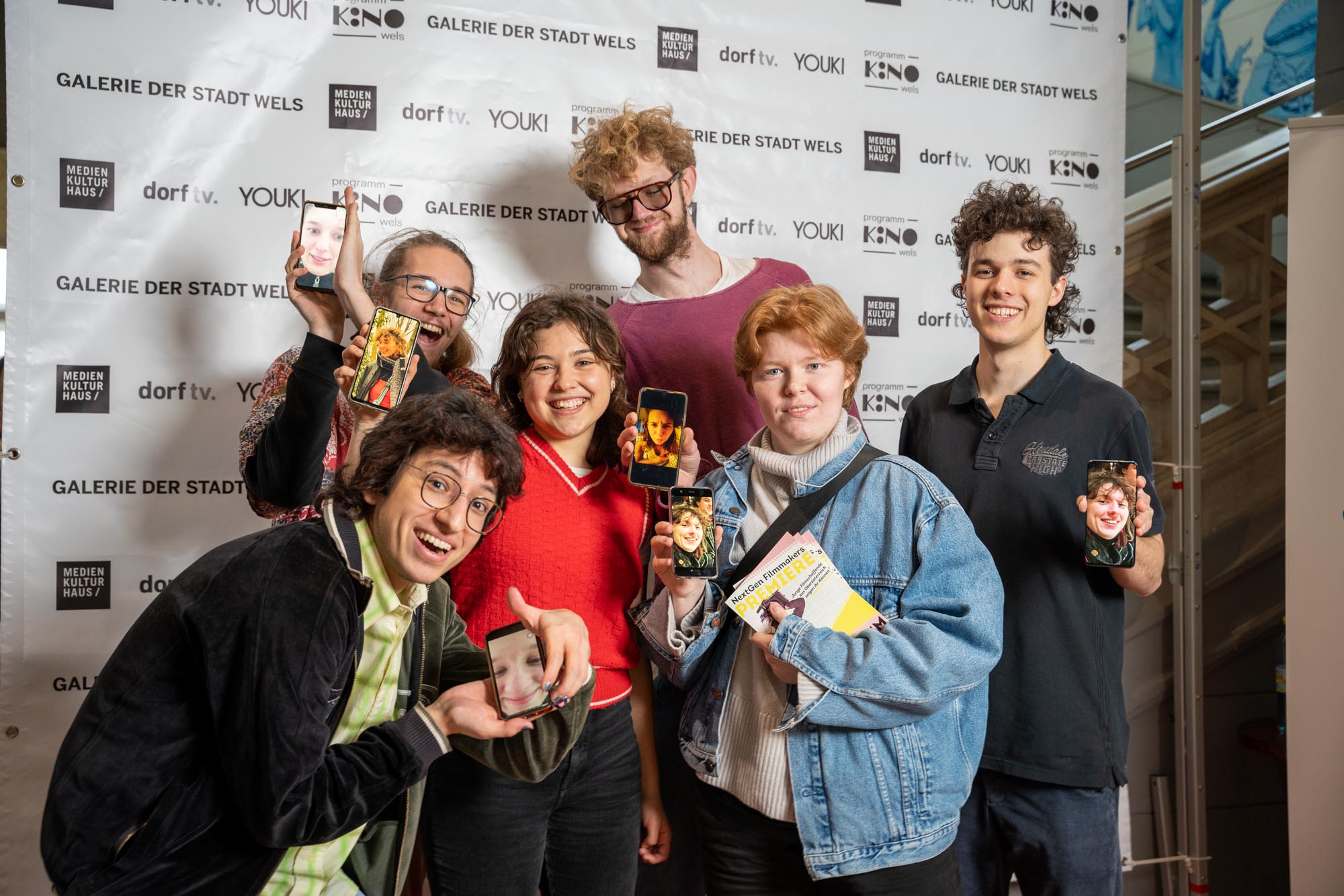 Filmkollektiv C7-Crew am roten Teppich bei der NextGen Filmmakers Premiere im Medien Kultur Haus Wels