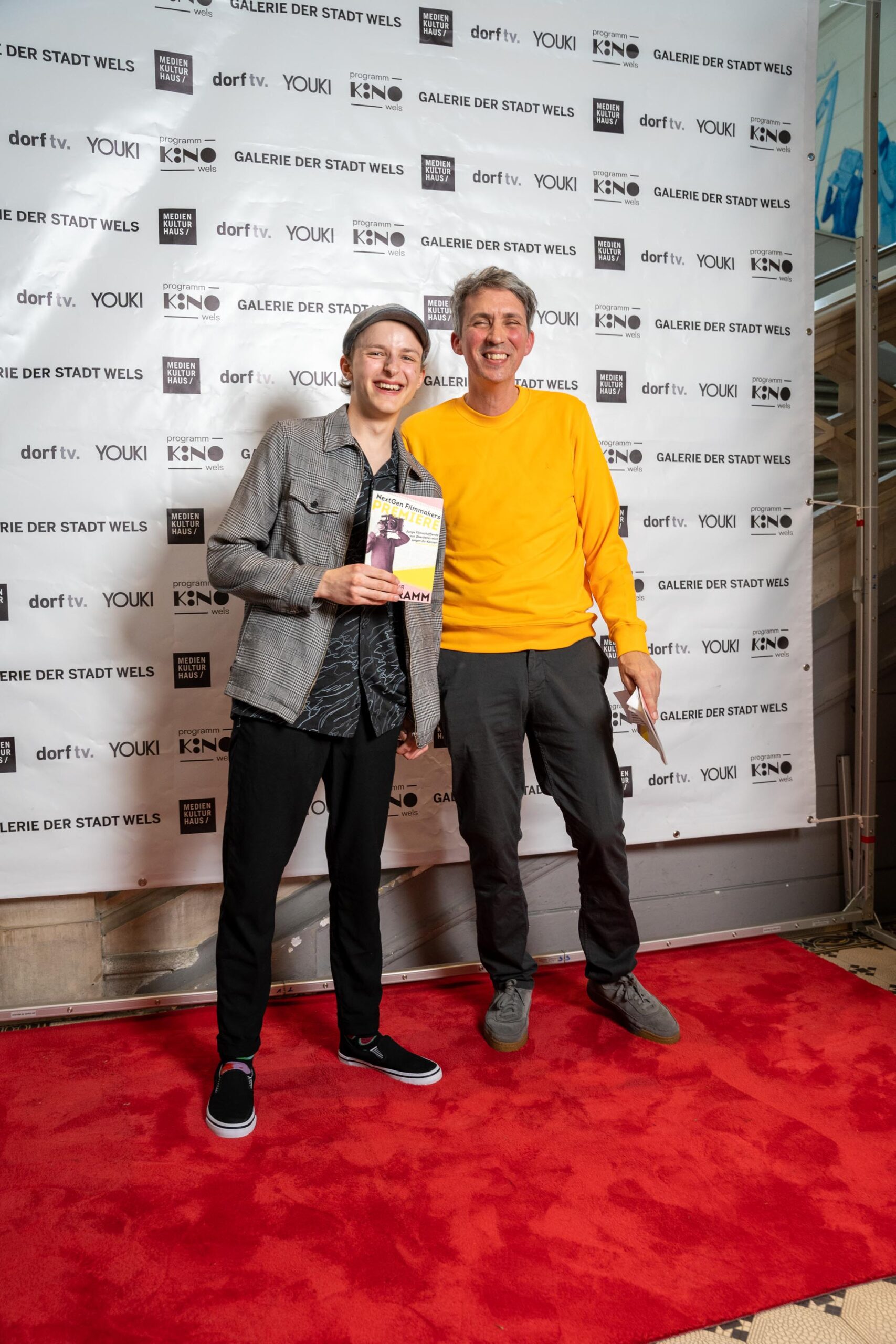 Jonas Wiesinger und Boris Schuld (Geschäftsführer Medien Kultur Haus Wels) am roten Teppich bei der NextGen Filmmakers Premiere im Medien Kultur Haus Wels