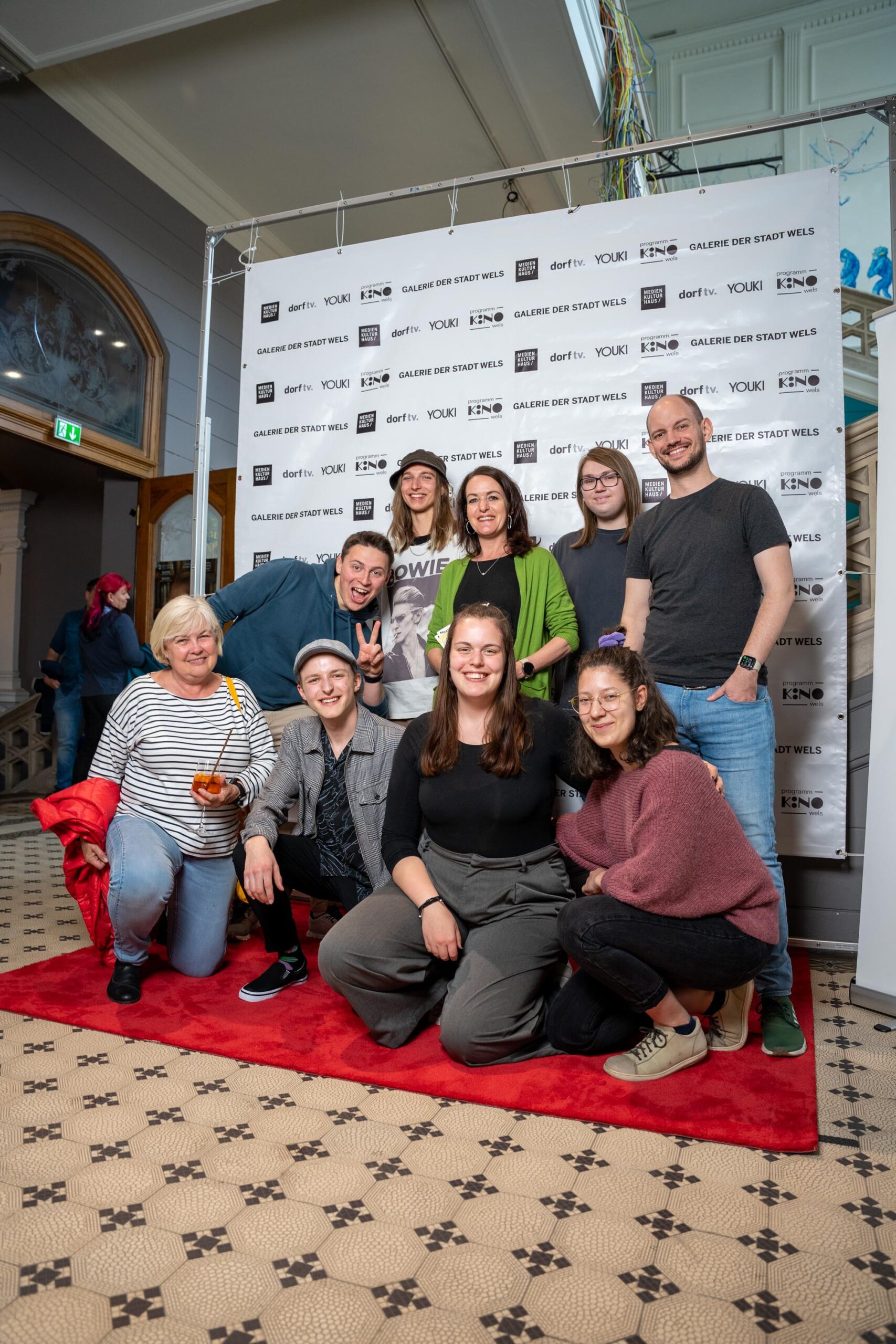 Jonas Wiesinger und Freunde am roten Teppich bei der NextGen Filmmakers Premiere im Medien Kultur Haus Wels