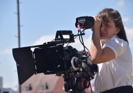 Mädchen mit Filmkamera