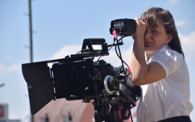 Mädchen mit Filmkamera