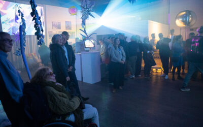 Ausstellungsbesucher in einem halbdunkeln Raum. Licht von Projektionen. Mystische Atmosphäre.