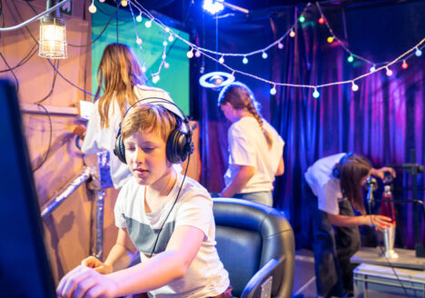 Im Inneren eines Raumschiffs während der Dreharbeiten des Kids Film Camp 01 im Sommer 2025.