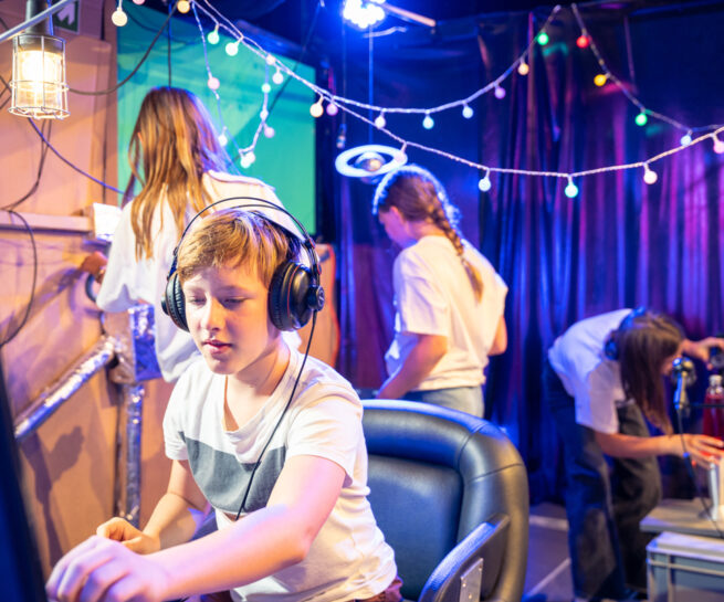 Im Inneren eines Raumschiffs während der Dreharbeiten des Kids Film Camp 01 im Sommer 2025.